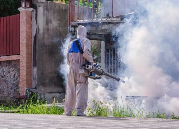 Technicien réalisant un traitement anti-moustiques en extérieur dans les Bouches-du-Rhône