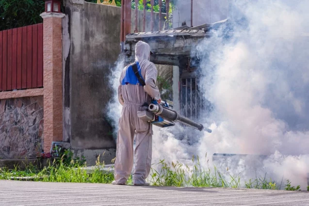 Technicien réalisant un traitement anti-moustiques en extérieur dans les Bouches-du-Rhône
